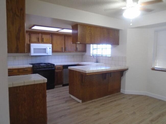 Building Photo - SW BAKERSFIELD--WON'T LAST LONG !