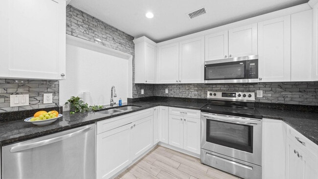 Building Photo - 10906 N Oakleaf Ave