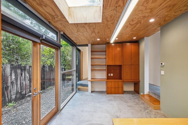 Building Photo - Modern Architectural One-Bedroom Available in Prime Palo Alto Location