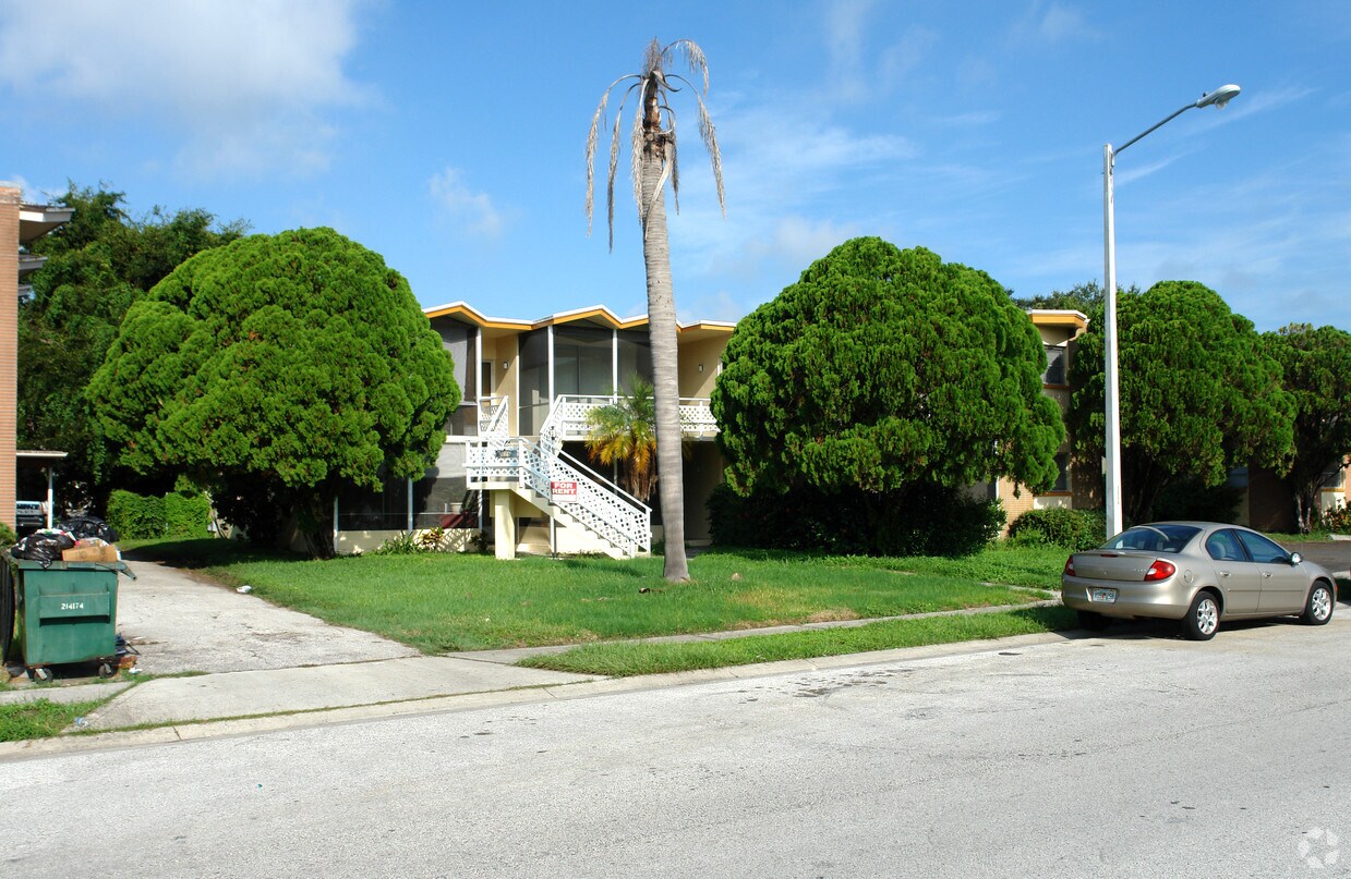 Building Photo - Lakeview