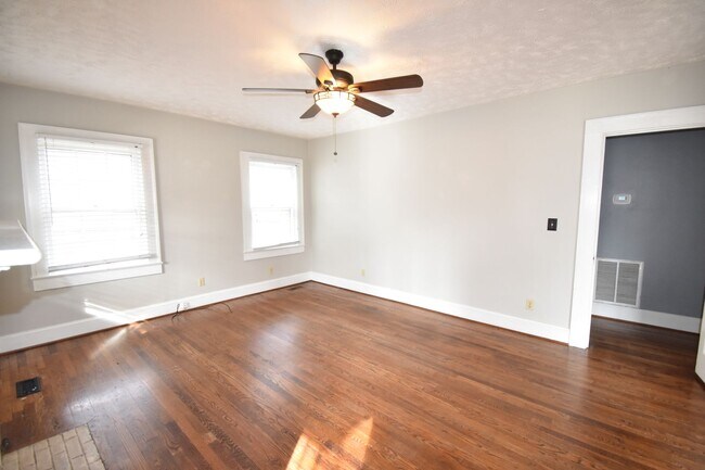 Foto del edificio - Coming Soon~3 Bedroom and 2 Bath Home- Bonus Room (Pets Considered)