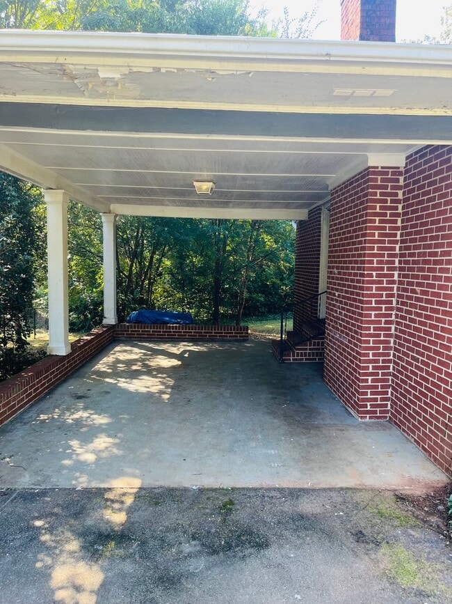Building Photo - 3 Bedroom Gem on Hardin Dr. off South UGA Campus!