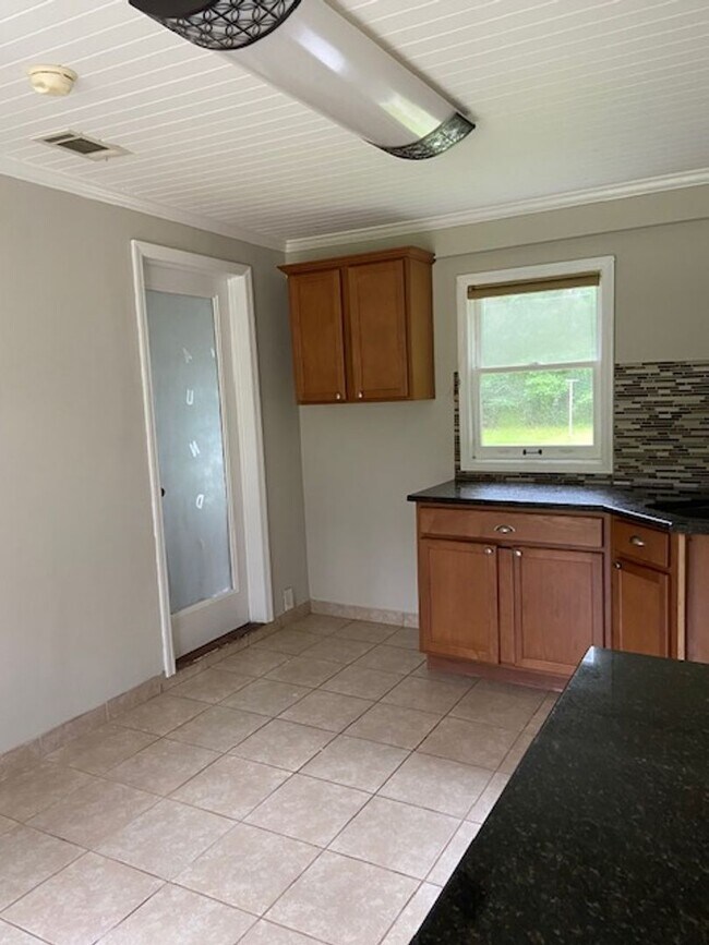 Building Photo - Midway Home Offering lots of space!!
