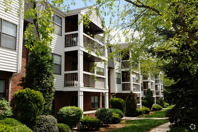 Building Photo - Oak Tree Village