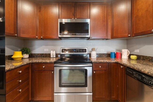 Foto del edificio - Luxury Top Floor 2 Bedroom Condo