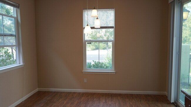 Building Photo - Beautiful two story home in Roseville!