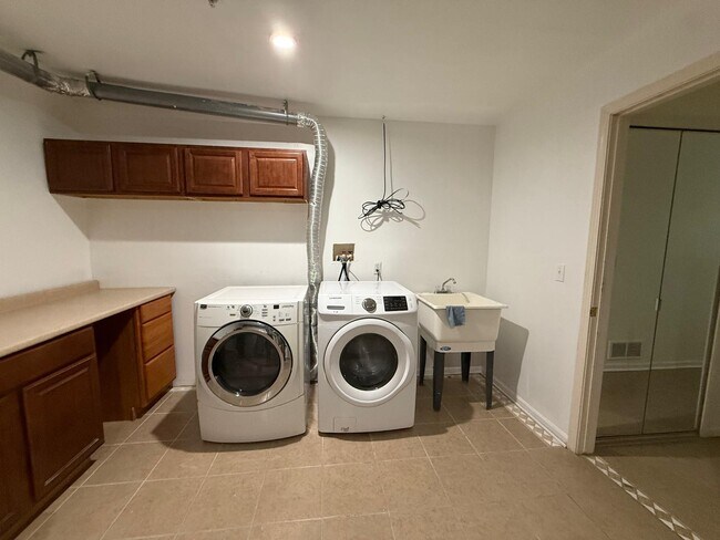 Foto del edificio - 1372 Village Dr