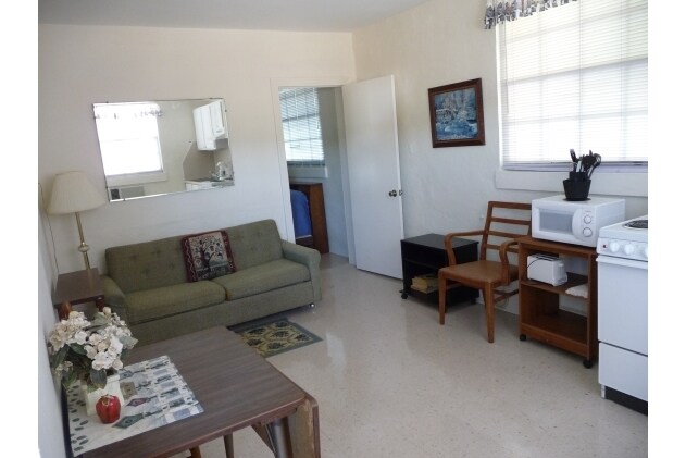 Foto del edificio - Sandy Cove Apartments & RV Park