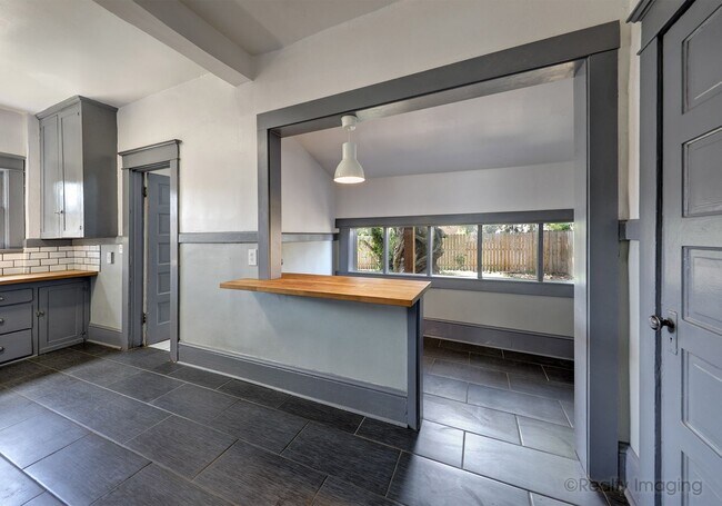 Foto del edificio - 6015-6017 SE 99th Ave