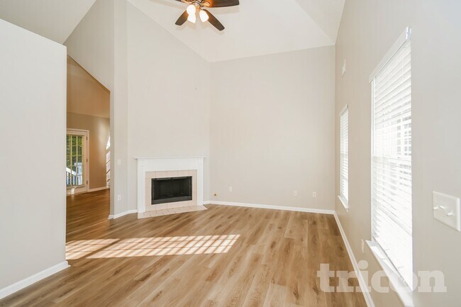 Building Photo - 665 Skyline Dr