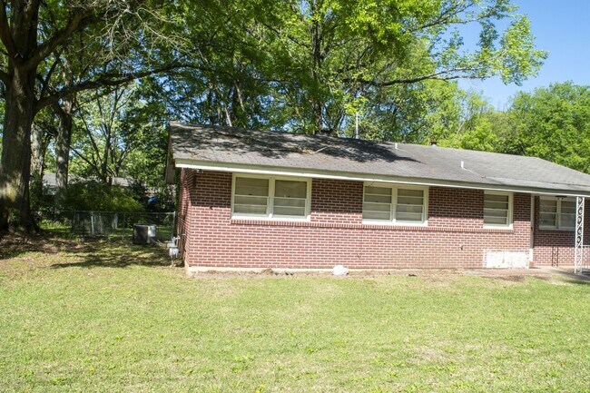 Building Photo - 1118 Lombard Dr