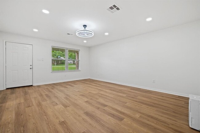 Building Photo - 157 Hillside Dr