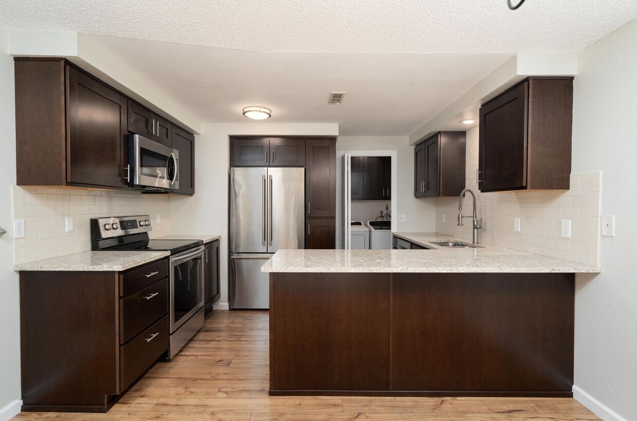 Foto principal - Charming 2bed/2bath Condo in Prime Kirklan...