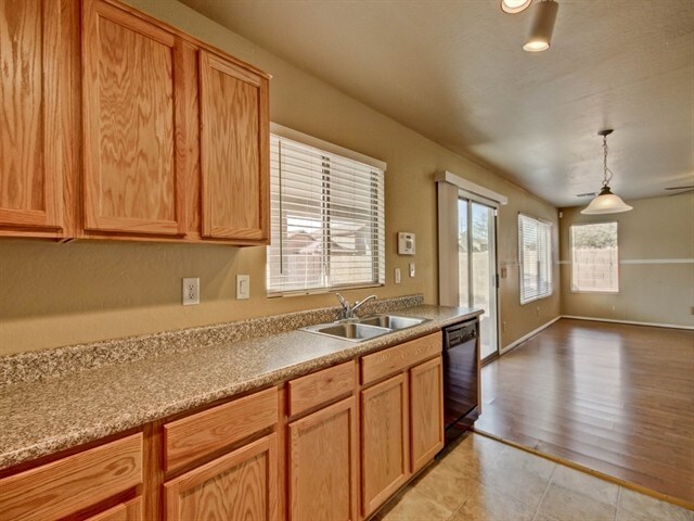 Foto del edificio - 9815 West Riverside Avenue