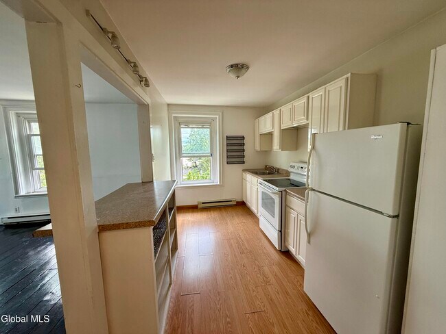 Foto del edificio - 751 Hudson Ave