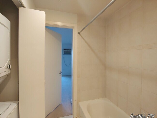 Building Photo - "Urban Living at Its Best: Spacious 2-Bedroom Retreat with Scenic Views!"