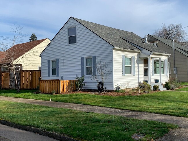 Building Photo - Lovely 3 bedroom, 1 bath Bungalow