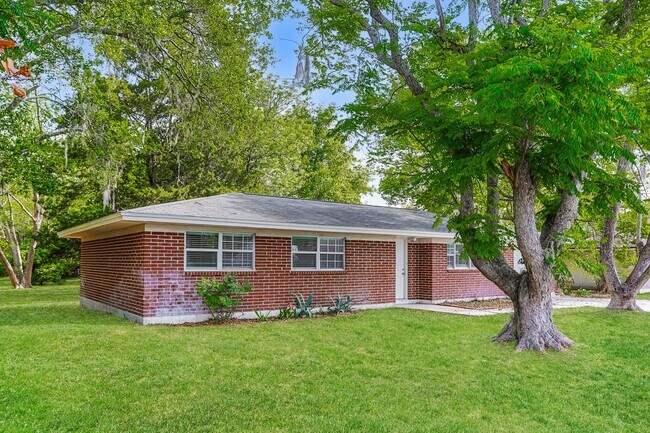 Foto del edificio - Newly Renovated Single Family Home | 3 BR/2BA | 1-Car Covered Parking | Gated backyard