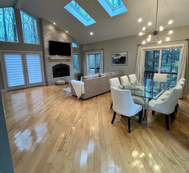 Foto del edificio - 225 Snow Shoe Ln