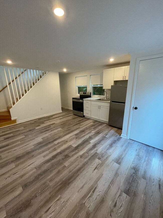 Building Photo - Quaint 1/1 in a great neighborhood located...