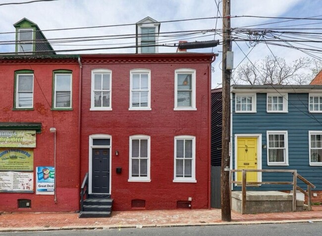 Building Photo - Stunning Historic 4bed Brick Row