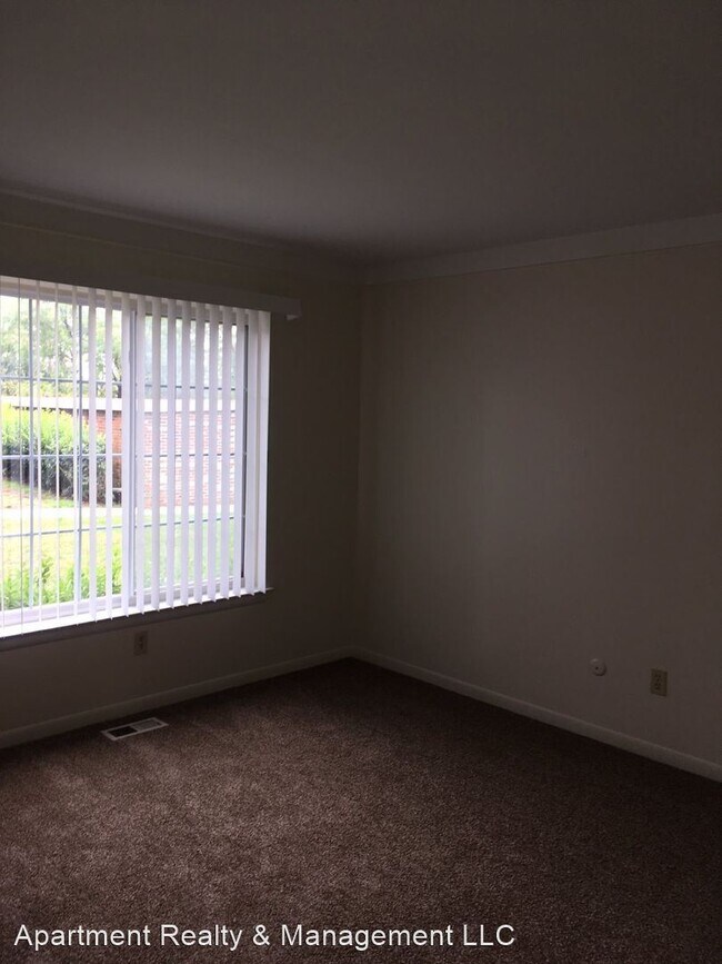 Foto del edificio - 490-494 N Fox Hills Dr