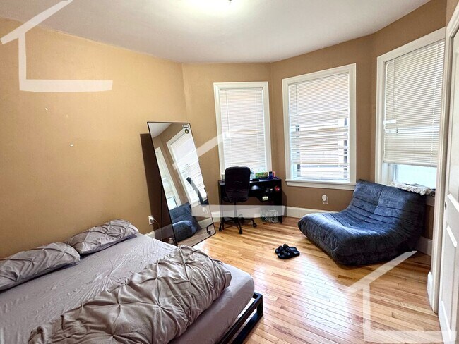 Foto del edificio - Spacious Five Bed Coming Available