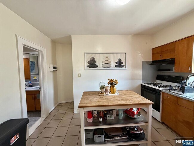 Building Photo - 165-167 Davis Ave-3)-3)