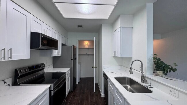 Foto del edificio - 6000 Shepherd Mountain Cove