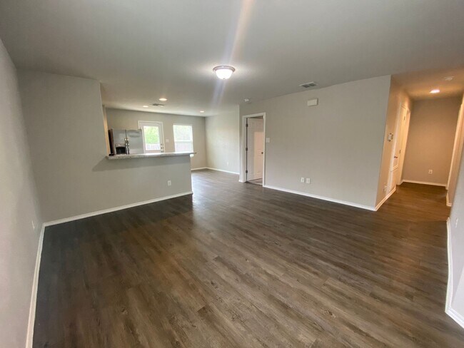 Building Photo - Charming 1-Story Home Available for Rent! ...