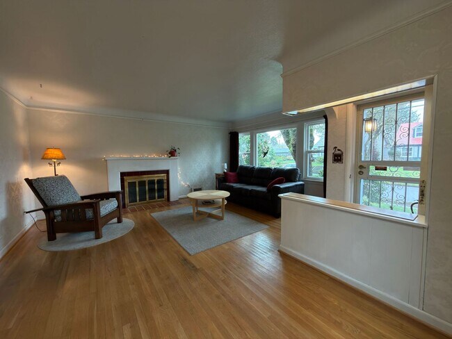 Foto del edificio - Modern Comfort Meets Classic Charm in South Tabor~ Fenced Backyard~ Garage~ Pets Welcome~ 94 Bike...