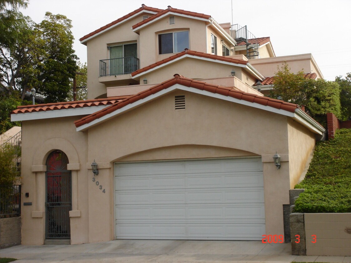 Primary Photo - 3034 Greenfield Ave
