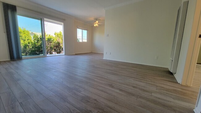 Foto del edificio - 12710 Mitchell Ave