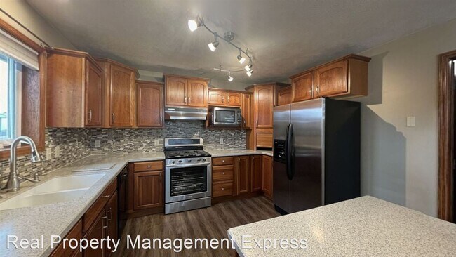 Building Photo - 4 br, 3 bath House - 1915 S Kinderhook Ave