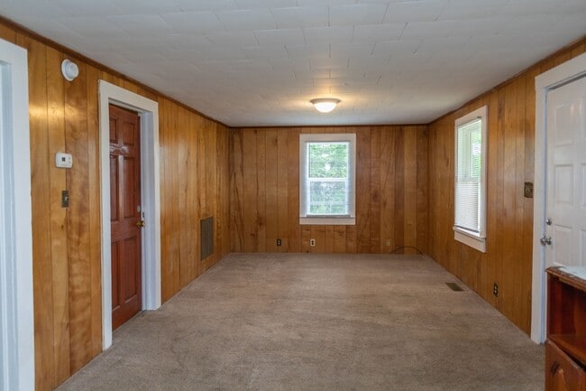 Building Photo - 1028 Fairview Dr SW