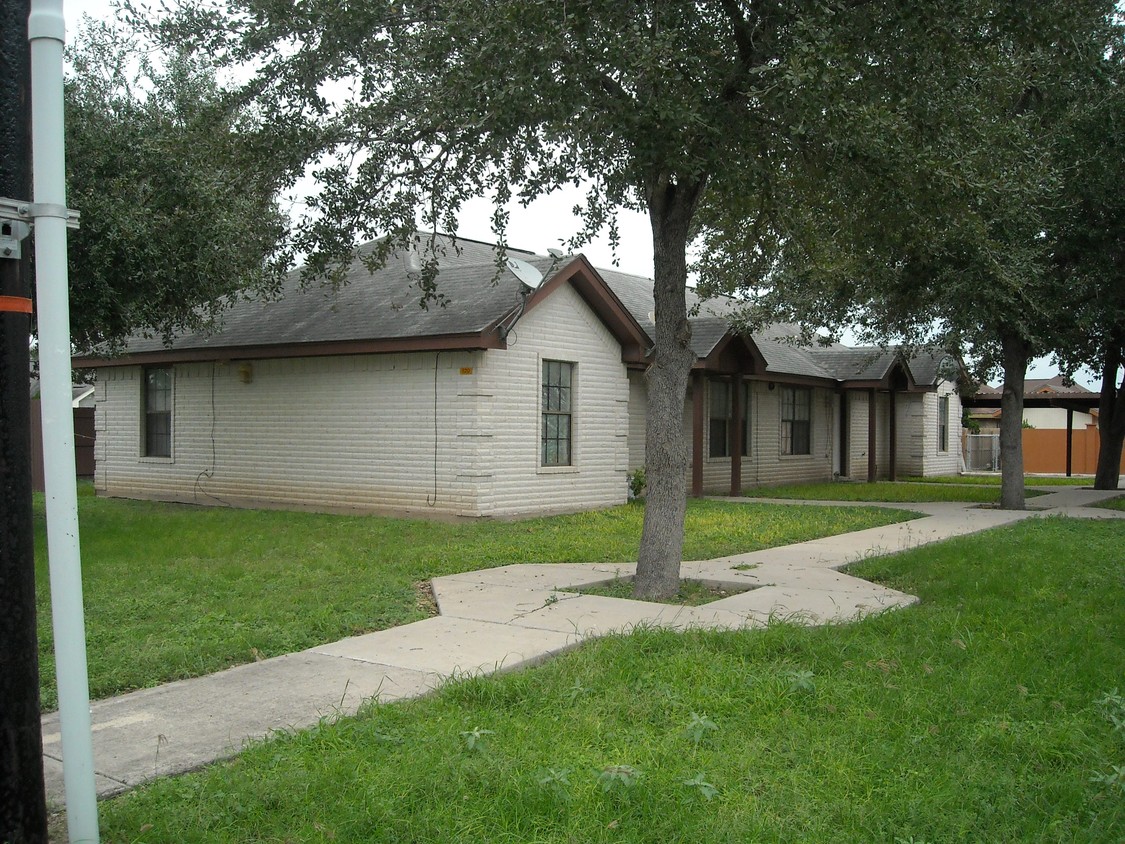 Building Photo - Quail Hollow