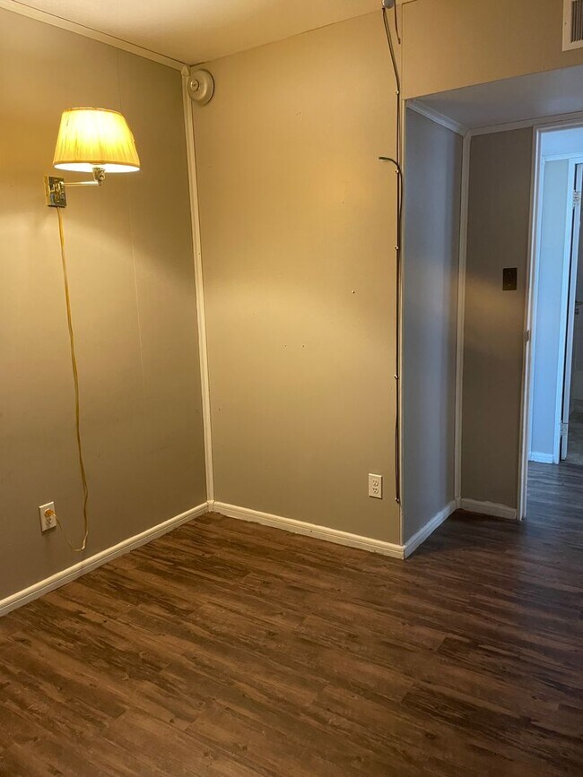 Building Photo - 3 bedroom with fenced in back yard, bonus ...