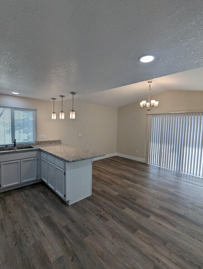 Building Photo - 2241 Lynbrook Dr