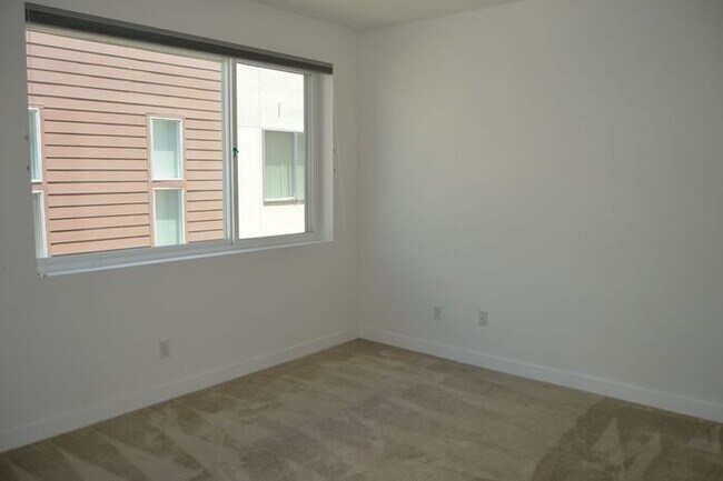 Building Photo - Tri-Level - 3 Bedroom pet friendly home in...