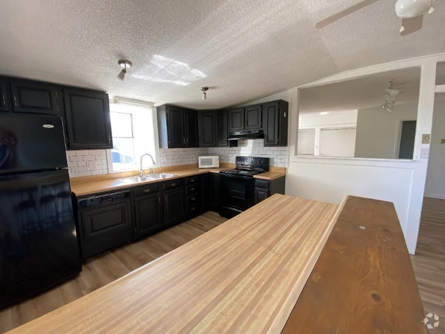 Building Photo - 610 N Eisenhower Dr