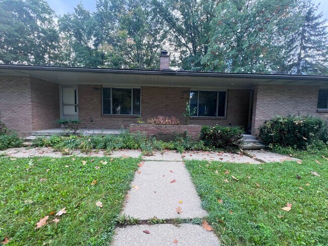 Foto del edificio - Two Bedroom Duplex SE Side w/ Decorative Fireplace! One Stall in Garage!