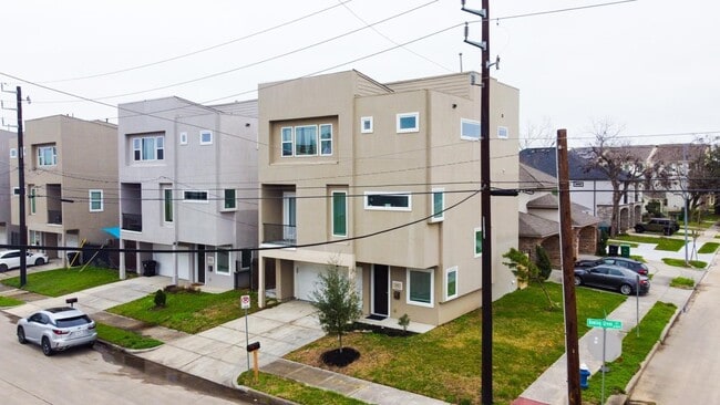 Building Photo - 6415 Bowling Green St