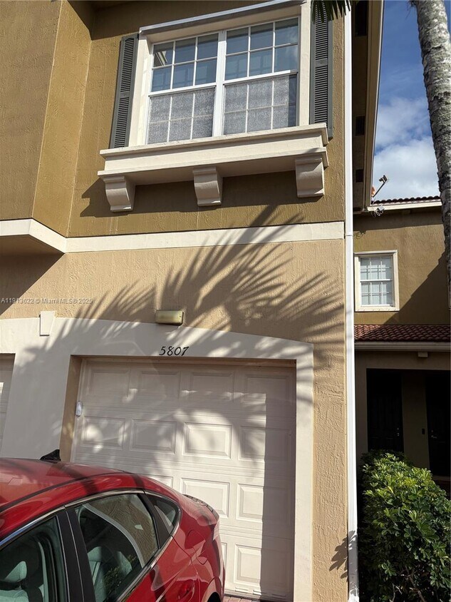 Foto principal - 5807 Hampton Hills Blvd