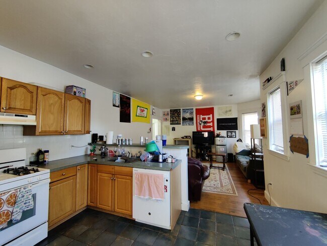 Foto del edificio - Packard's Corner Area of Allston. Large Fu...