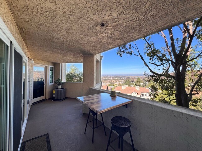 Foto del edificio - DOUBLE CAR GARAGE! AC! LARGE PATIO BALCONY...