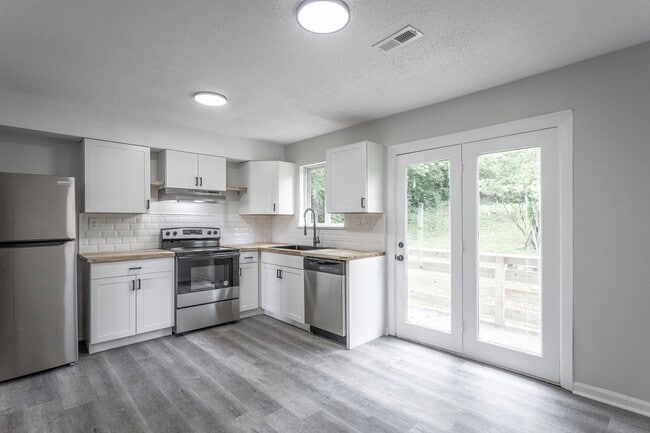 Building Photo - 833 Sylvan Dr