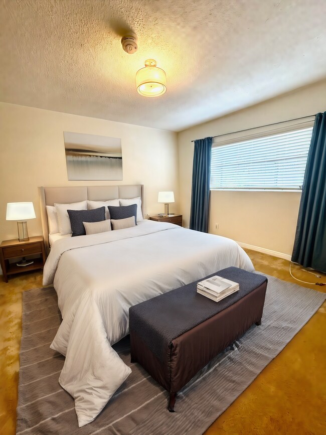 Foto del edificio - 2488 Beachwood Dr