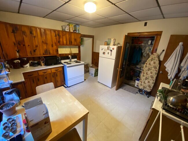 Building Photo - 27 Howe St