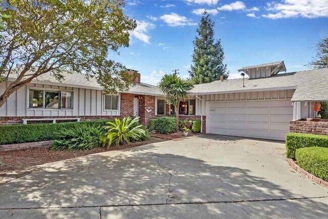 Building Photo - Modesto Sharp 3 Bedroom 2 Bath Single Stor...