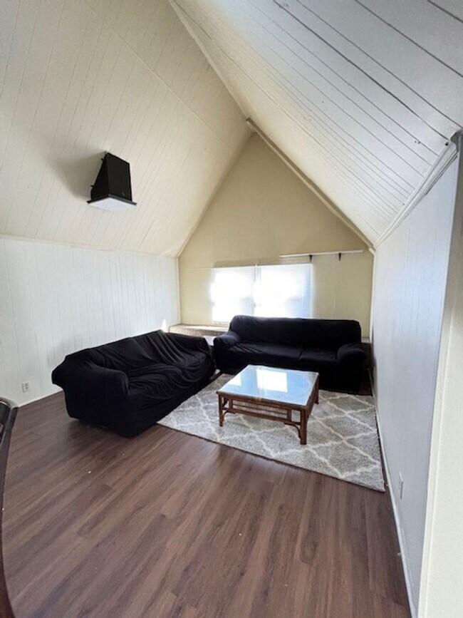 Photo - 702 W Green St Apartment